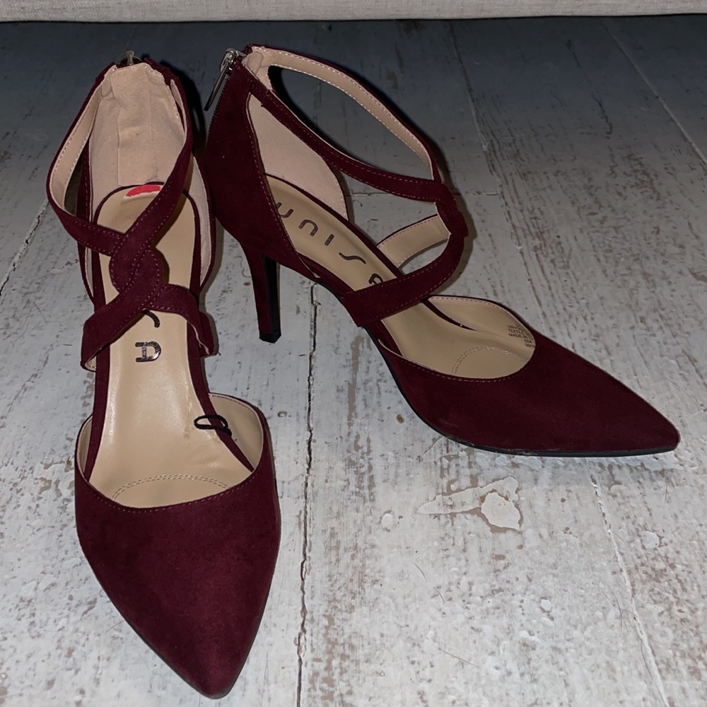 $5 Maroon heels, great condition. Size: 6
